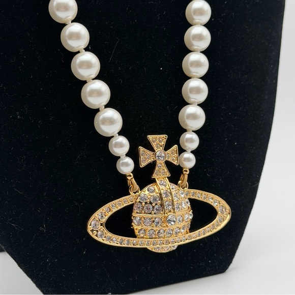 VIVIENNE WESTWOOD PEARL SATURN ORB NECKLACE – GOLD TONE & CRYSTAL - Picture 2 of 7